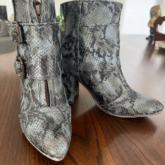 ✨ Freebird Joey Boots – Blue Snakeskin, Size 7 ✨ - Picture 2 of 7